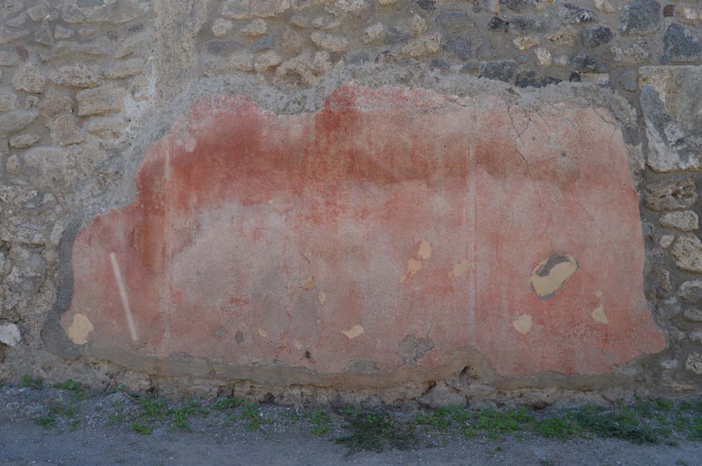 VI.2.25, Pompeii. October 2017. Looking west towards front exterior wall with detail of painted decoration. 
Foto Taylor Lauritsen, ERC Grant 681269 DCOR.
