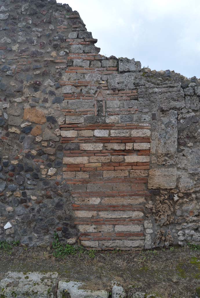 VI.2.25 or VI.2.24 Pompeii. March 2018. 
Brick pilaster between VI.2.25 and 24, with terracotta plaque with phallus decoration.
Foto Taylor Lauritsen, ERC Grant 681269 DCOR.

