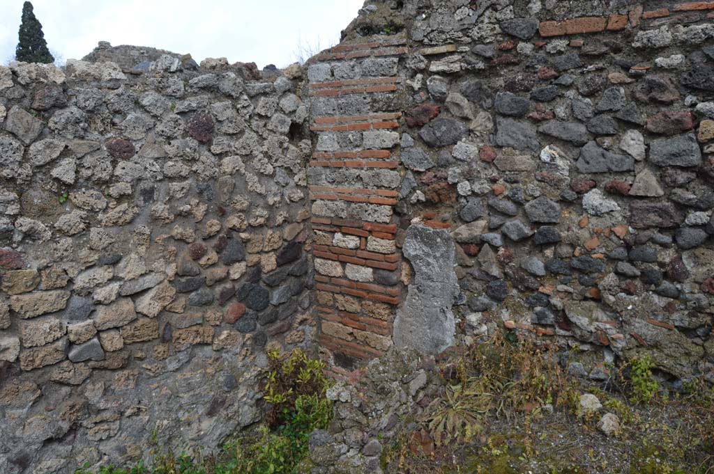 VI.2.25 Pompeii. March 2018. North-east corner, with interior brick pilaster, under stairs to upper floor.
Foto Taylor Lauritsen, ERC Grant 681269 DCOR.

