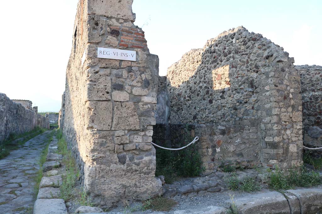 VI.5.12 Pompeii. December 2018. 
Looking north towards entrance doorway on corner of Vicolo di Modesto, on left, at junction with Vicolo di Mercurio. Photo courtesy of Aude Durand.
