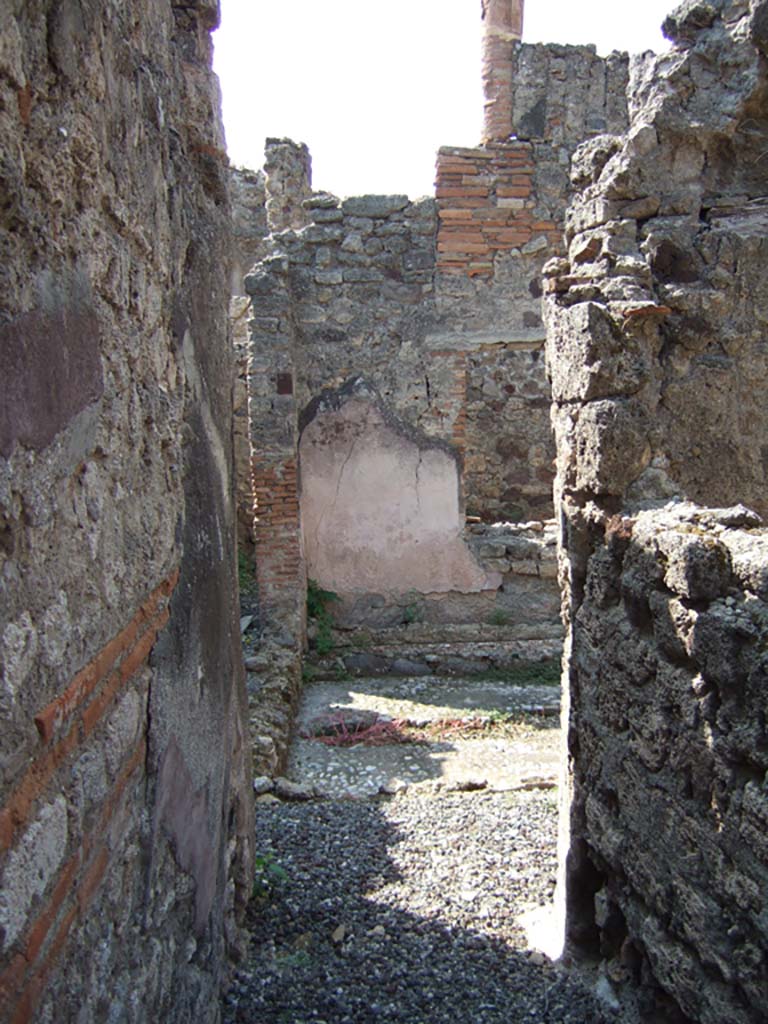 VI.5.17 Pompeii. September 2005. Entrance fauces, looking west.