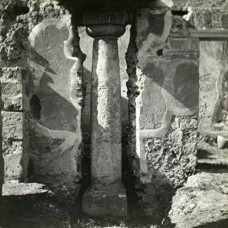 VI.5.17 Pompeii. c.1900-1930. Ancient column built into the north wall of the atrium area.
Photo by Esther Boise Van Deman (c) American Academy in Rome. VD_Archive_Ph_231.
