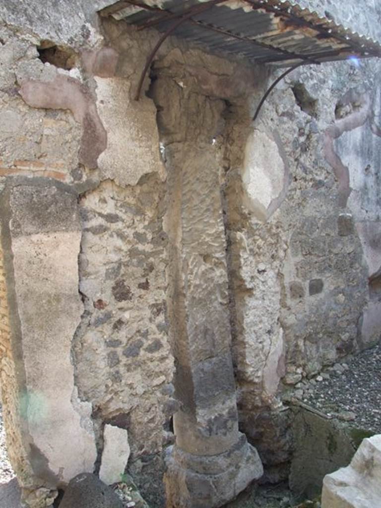 VI.5.17 Pompeii.  March 2009.  Rear view of Etruscan column.