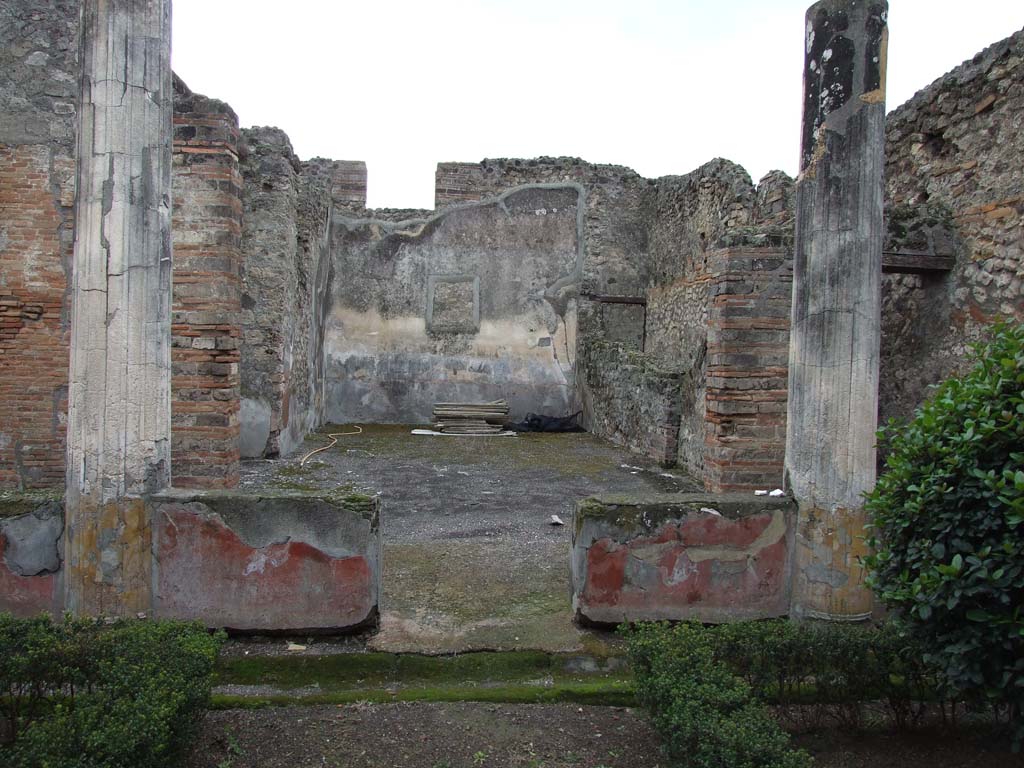 VI.7.18 Pompeii. December 2006. Looking south across peristyle towards triclinium, and corridor on its west side.