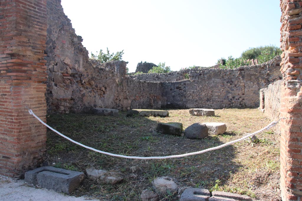VI.7.26 Pompeii. October 2022. Looking south-west from entrance doorway. Photo courtesy of Klaus Heese. 