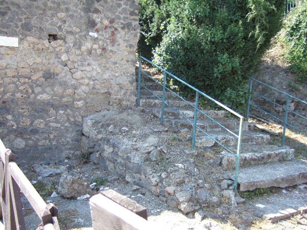 Steps on north side of VI.7.26 and Tower XI at end of Via di Mercurio
