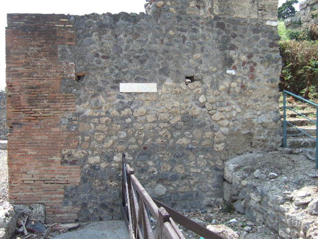 VI.7.26 Pompeii. Wall on north side of doorway to VI.7.26.