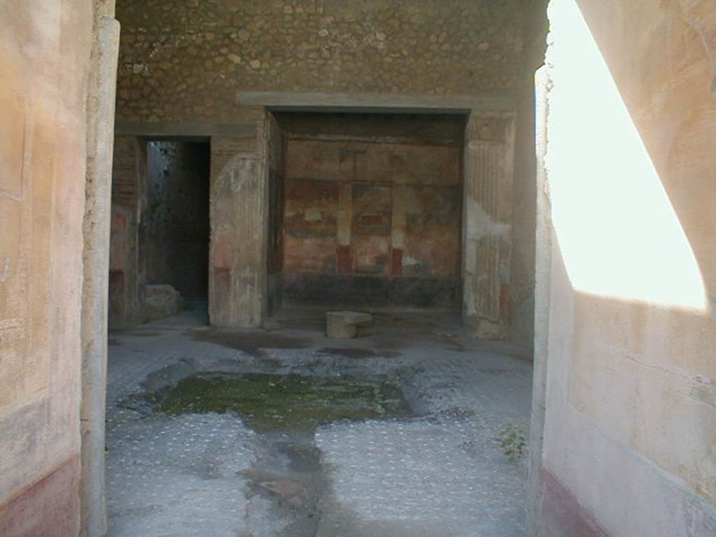 VI.8.24 Pompeii. September 2004.  Looking west from entrance, across atrium towards tablinum

