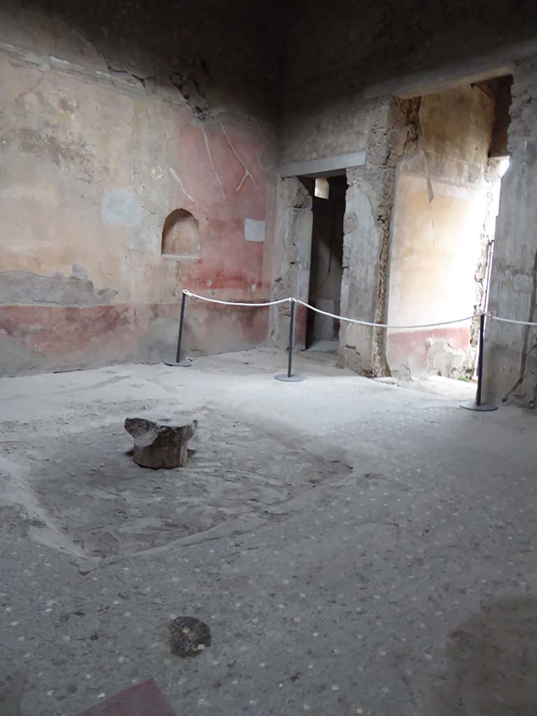 VI.8.24 Pompeii. September 2017. 
Looking towards north wall with niche and north-east corner of atrium. 
Foto Annette Haug, ERC Grant 681269 DÉCOR.
