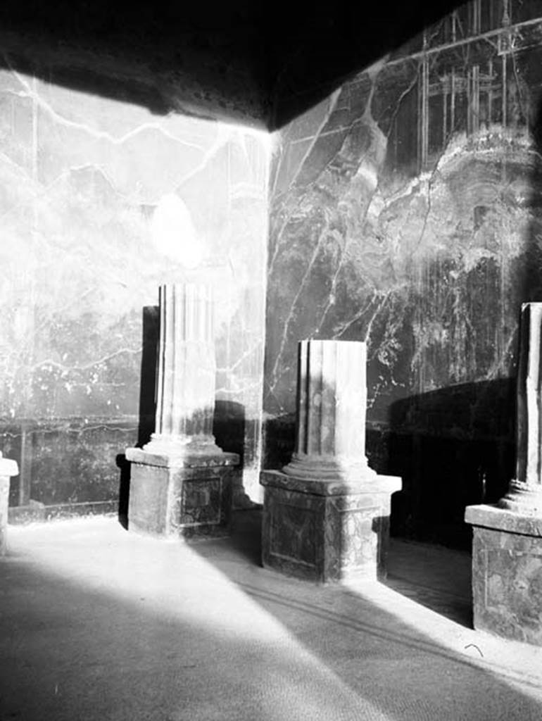 231187 Bestand-D-DAI-ROM-W.418.jpg
VI.9.2 Pompeii. W.418. Room 24, looking towards south-east corner.
Photo by Tatiana Warscher. With kind permission of DAI Rome, whose copyright it remains. 
See http://arachne.uni-koeln.de/item/marbilderbestand/231187 
