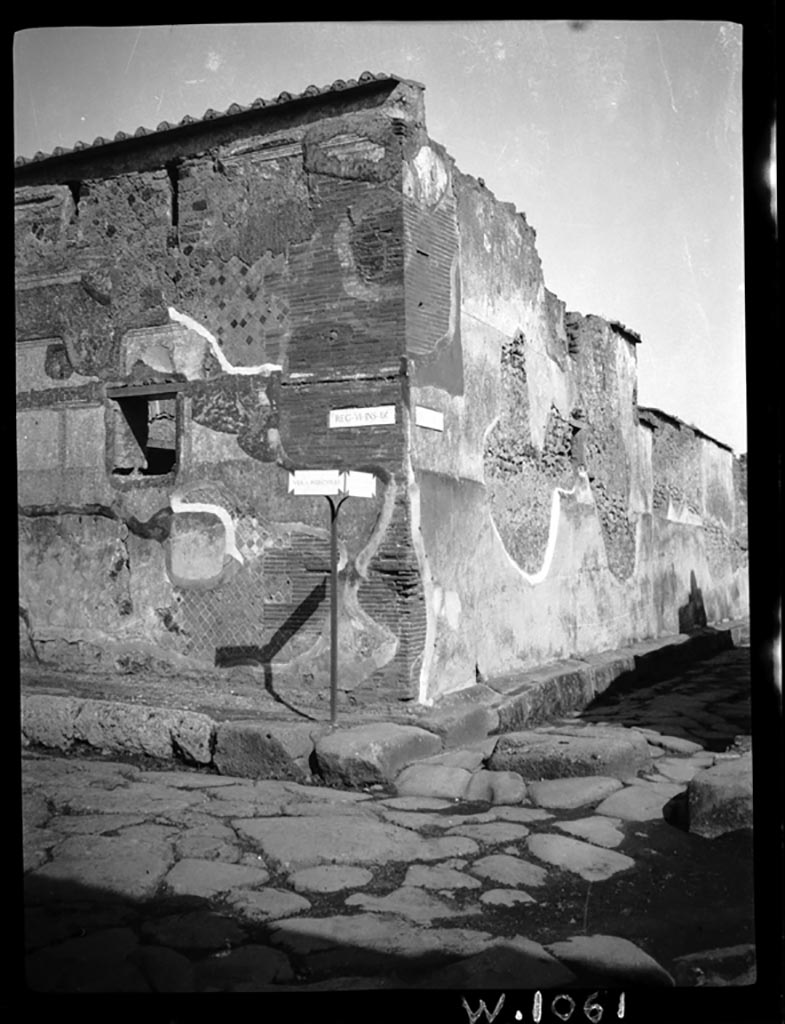 VI.9.7 Pompeii. W 1061. South-west corner of VI.9, and Vicolo di Mercurio (on right).
Photo by Tatiana Warscher. Photo © Deutsches Archäologisches Institut, Abteilung Rom, Arkiv. 
