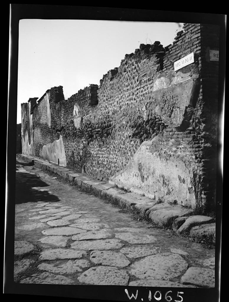VI.9.7 Pompeii. W.1065. 
Complete exterior south wall in Vicolo Mercurio, taken from junction on east side, looking towards west end.
Photo by Tatiana Warscher. Photo © Deutsches Archäologisches Institut, Abteilung Rom, Arkiv. 
