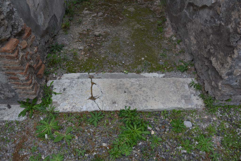 VI.11.10 Pompeii. October 2017. Room 48, doorway threshold.
Foto Annette Haug, ERC Grant 681269 DCOR

