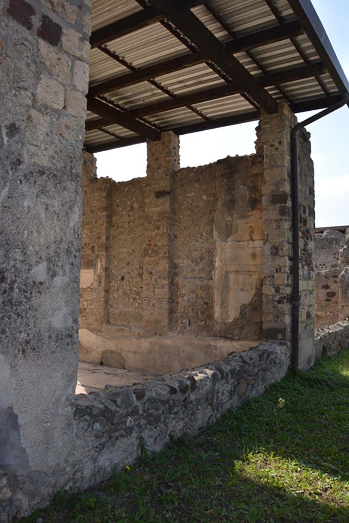 VI.11.10 Pompeii. October 2017. 
Peristyle 36, looking from south portico into west side of tablinum 33.
Foto Annette Haug, ERC Grant 681269 DÉCOR
