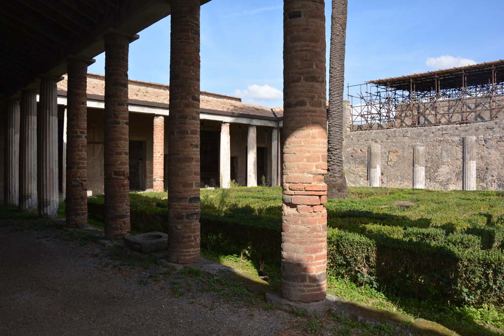 VI.11.10 Pompeii. October 2017. Peristyle 36, looking north-east from west portico.
Foto Annette Haug, ERC Grant 681269 DÉCOR
