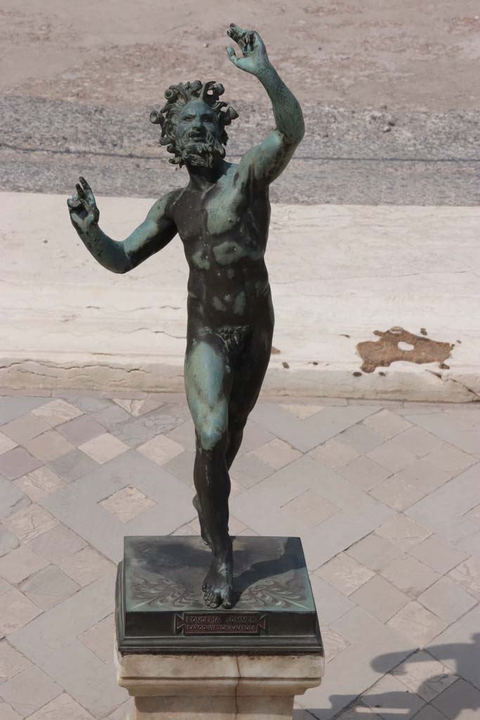 VI.12.2 Pompeii. September 2021. 
Looking north towards Dancing Faun in impluvium, with plaque “Fonderia Sommer, Largo Vittoria, Napoli”. 
Photo courtesy of Klaus Heese.
