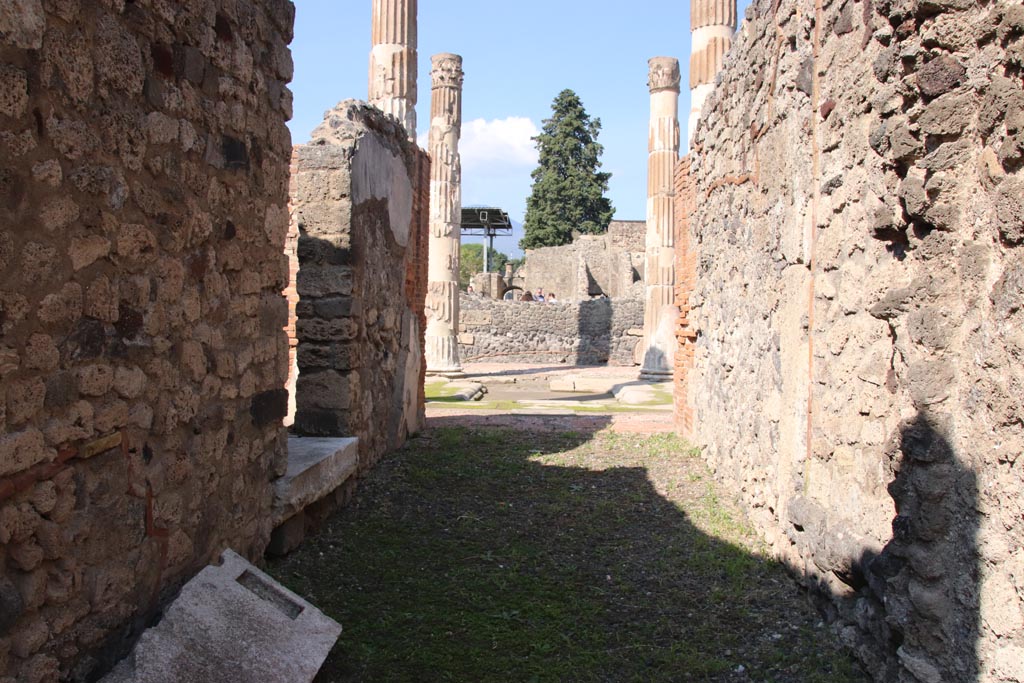 VI.12.5 Pompeii. October 2022. Looking north along entrance corridor, towards atrium 7. Photo courtesy of Klaus Heese.