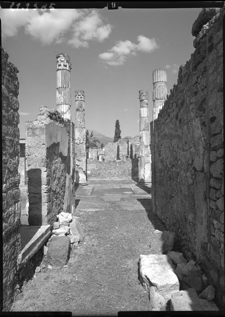 VI.12.5 Pompeii. 1961. Looking north along entrance corridor, towards atrium 7. 
DAIR 61.1385. Photo © Deutsches Archäologisches Institut, Abteilung Rom, Arkiv.
