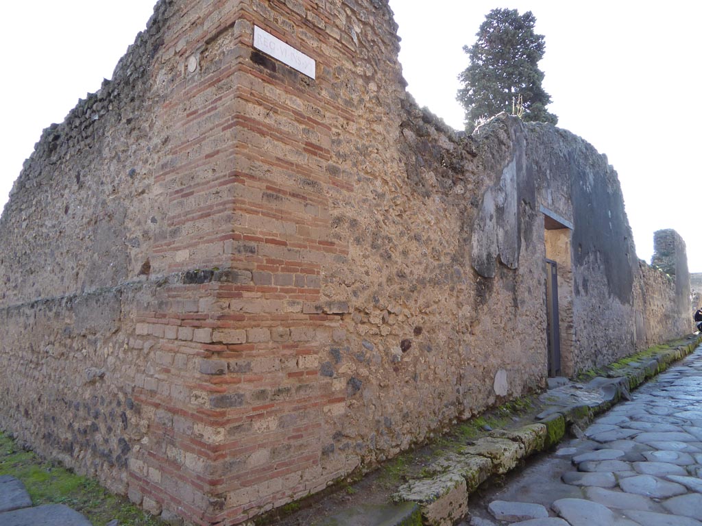 VI.12.7 Pompeii. January 2017. Looking west along Vicolo di Mercurio, and rear entrance, centre right.
Foto Annette Haug, ERC Grant 681269 DÉCOR.
