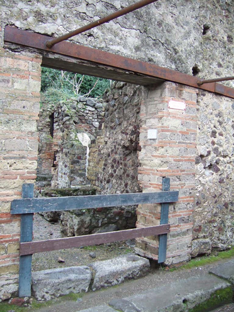 VI.14.32 Pompeii. December 2005. Entrance doorway.