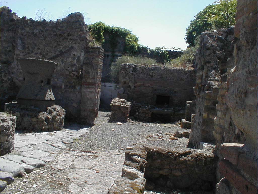 VI.14.32 Pompeii. May 2005. Looking south towards oven.