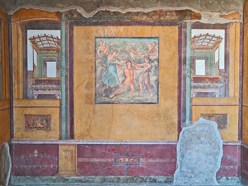 VI.15.1 Pompeii. April 2023. 
East wall of exedra with central painting - the death of Pentheus. Photo courtesy of Giuseppe Ciaramella.
