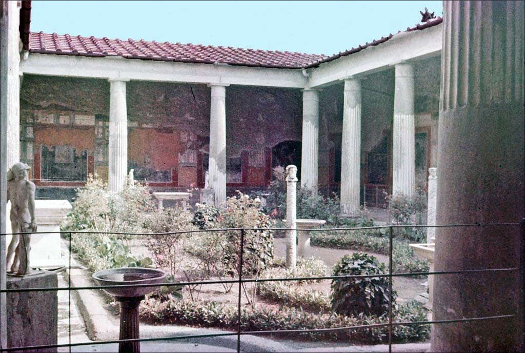 VI.15.1 Pompeii. June 1962. Looking south across peristyle garden from north-east corner.
Photo by Brian Philp: Pictorial Colour Slides, forwarded by Peter Woods
(P43.21 POMPEII Peristyle and garden House of the Vettii)
