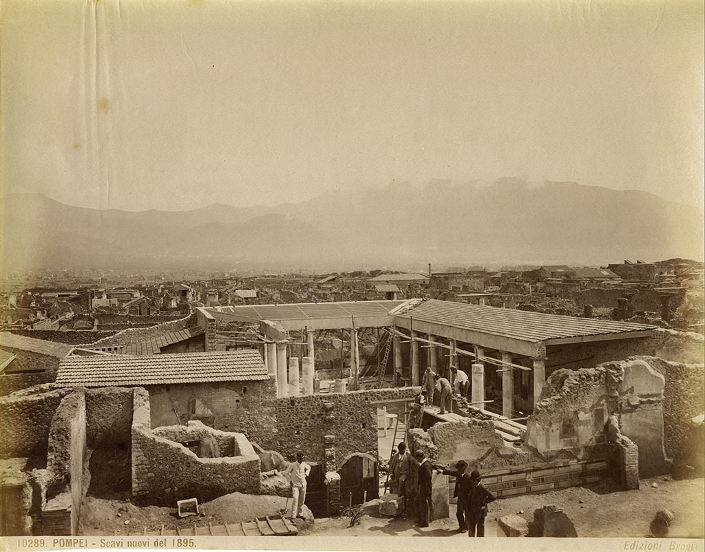VI.15.1 and 2 Pompeii. Old photograph by Brogi, no.10289 entitled Pompei - Scavi nuovi del 1895.
Looking south towards the north wall of VI.15.1 being excavated, taken from the area of VI.15.2.
In the centre of the photo is the south wall of the small peristyle "s".
On the right the decoration, now lost, of the upper floor of VI.15.2 can be seen. Photo courtesy of Rick Bauer.
