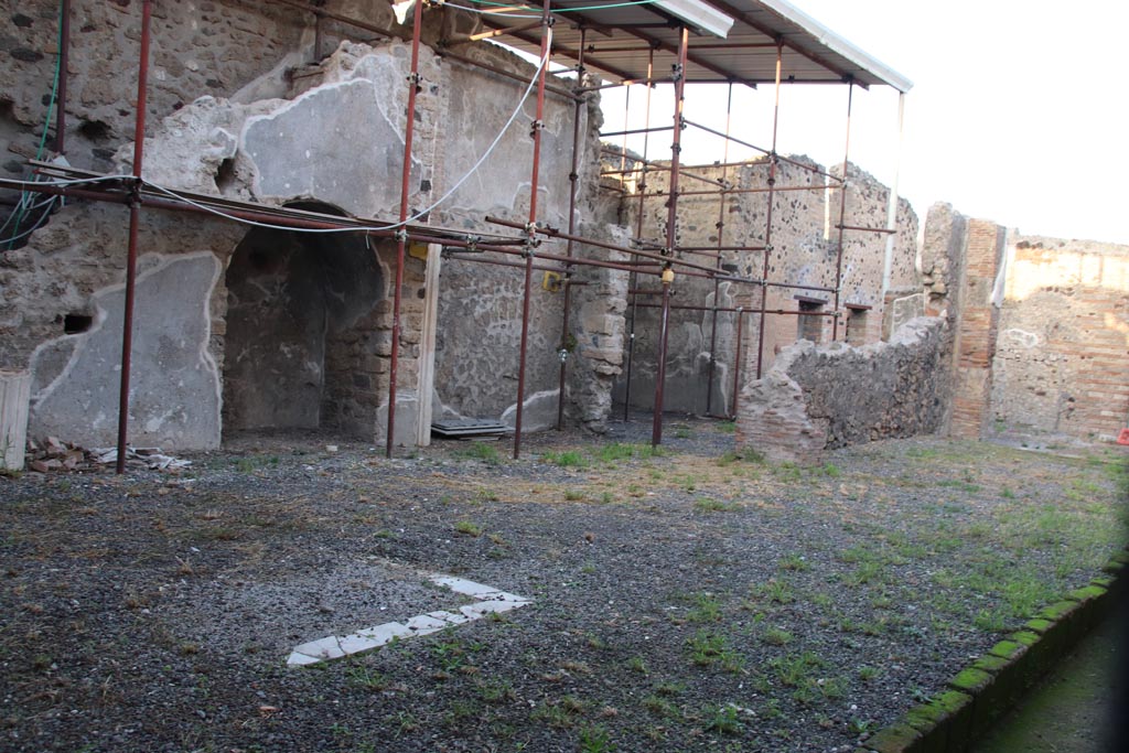 VI.15.26/2 Pompeii. October 2023. 
Looking north-east from room “r” at west end of north portico in VI.15.1. Photo courtesy of Klaus Heese.
