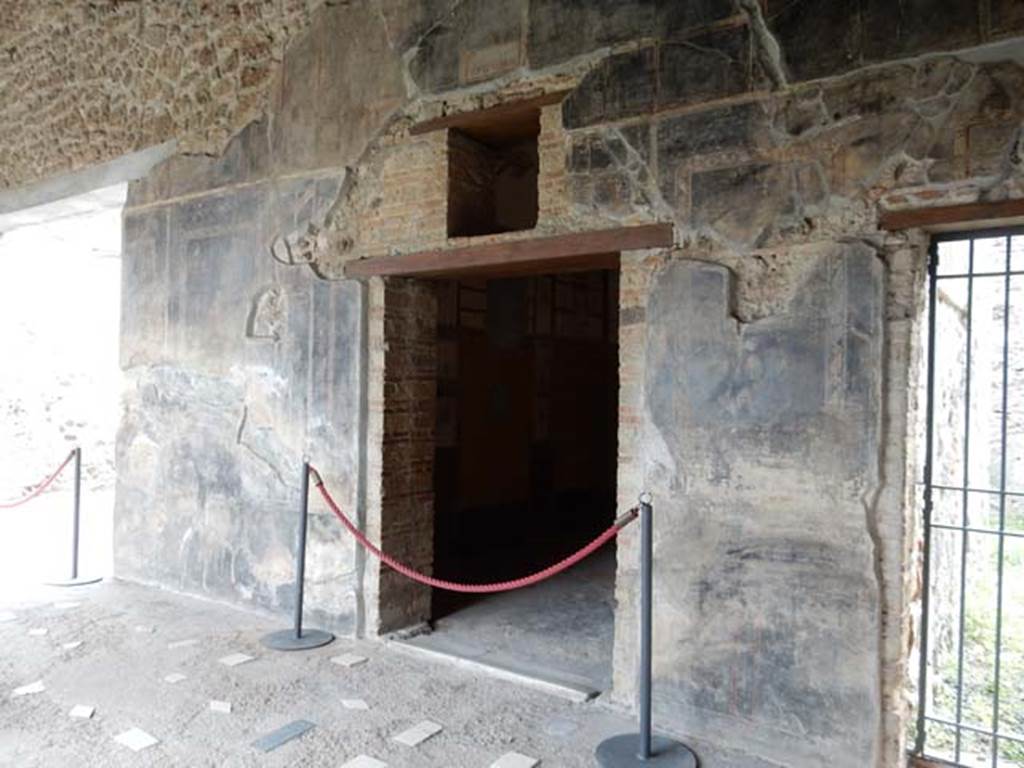 VI.16.7 Pompeii. May 2016. Doorway to room R, oecus, in west portico. Looking south-west.  Photo courtesy of Buzz Ferebee.
