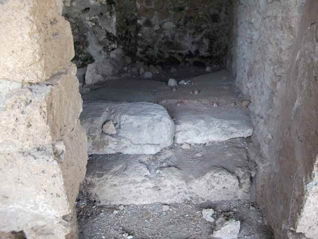 VI.16.7 Pompeii. May 2010. Room K, latrine from the entrance doorway.
