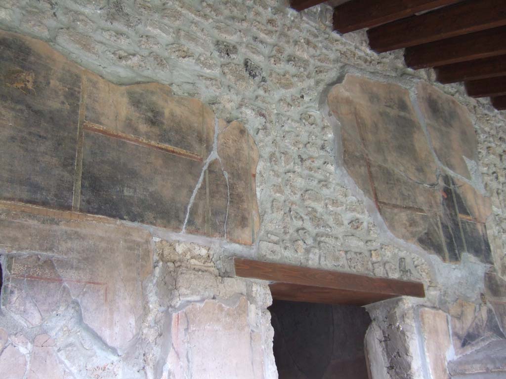 VI.16.7 Pompeii. May 2006. Room F, painted north wall above doorway to room J on north portico.