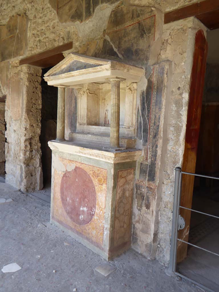 VI.16.7 Pompeii. September 2015. Room F, north portico. Household lararium.
Foto Annette Haug, ERC Grant 681269 DÉCOR.
