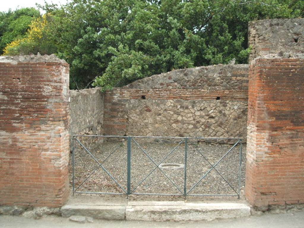 VI.17.8 Pompeii. May 2005. Looking west to entrance doorway.
