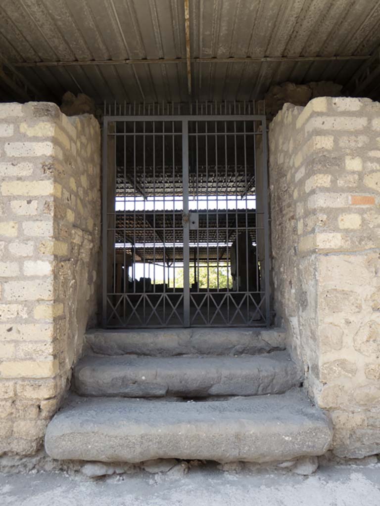 VI.17.41 Pompeii. September 2017. Entrance doorway with steps
Foto Annette Haug, ERC Grant 681269 DCOR.
