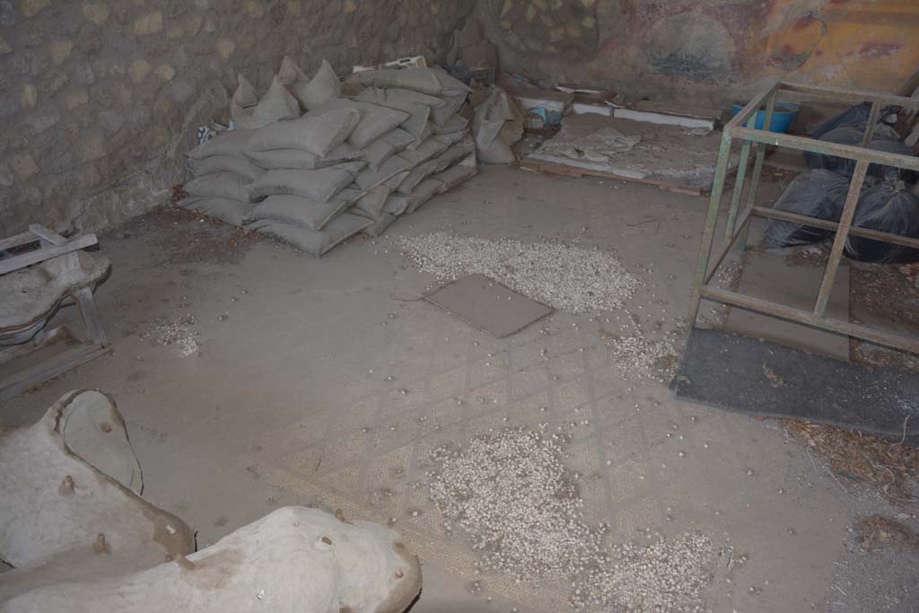 VI.17.41 Pompeii. September 2019. Looking south-west across flooring in triclinium on south side of atrium
Foto Annette Haug, ERC Grant 681269 DCOR.

