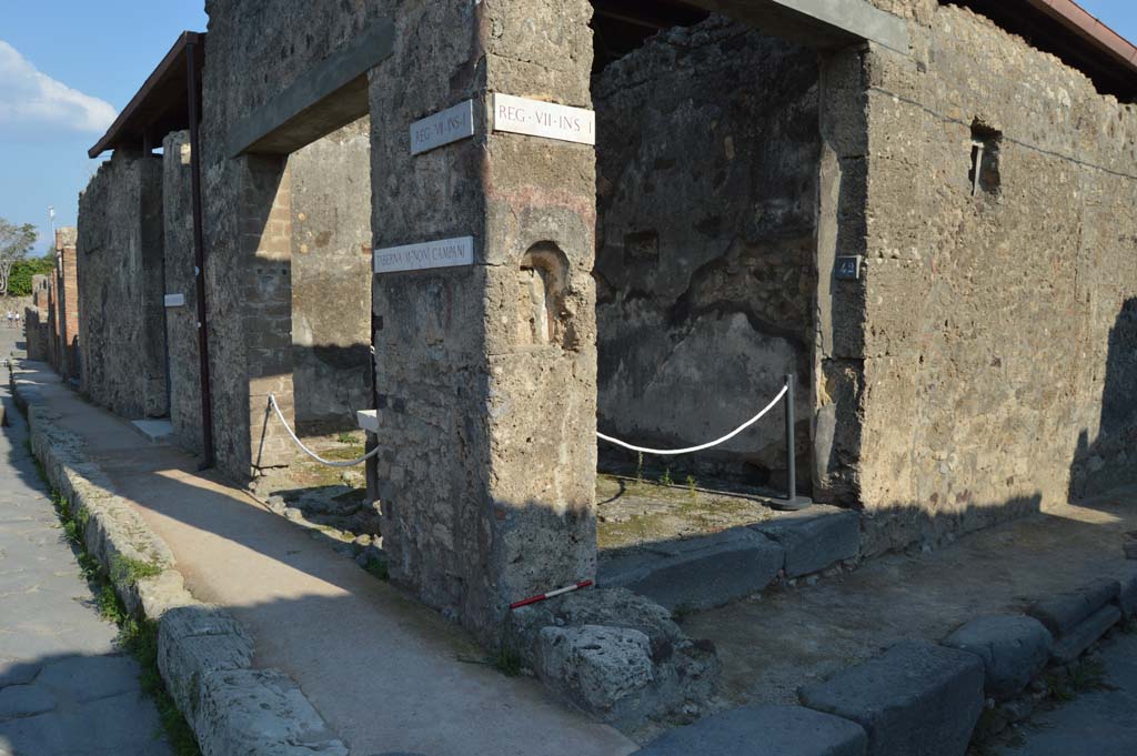 VII.1.42, Pompeii, on right. October 2018. 
Looking south-east towards entrances at junction between Via degli Augustali, on left, and Vicolo del Lupanare, on right.
Foto Taylor Lauritsen, ERC Grant 681269 DCOR.
