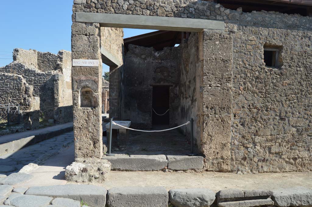 VII.1.42, Pompeii. October 2017. Looking east on Vicolo del Lupanare towards entrance doorway.
Foto Taylor Lauritsen, ERC Grant 681269 DCOR.
