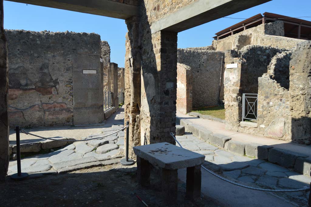 VII.1.42 Pompeii, on left. October 2017. Looking west into Vicolo del Lupanare.
On the right is the doorway at VII.1.41, looking north into Via degli Augustali.
Foto Taylor Lauritsen, ERC Grant 681269 DCOR.

