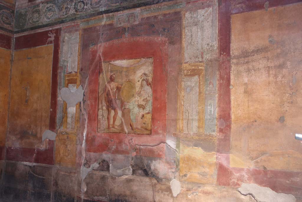 VII.1.47 Pompeii. September 2017. Exedra 10, looking towards the east wall, painting of Thetis at the forge of Hephaestus receiving the shield for Achilles. 
Photo courtesy of Klaus Heese.
