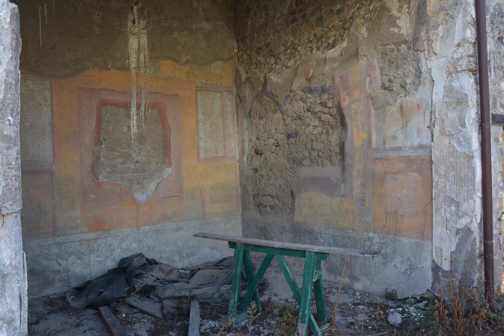 VII.2.16 Pompeii. October 2019. Exedra 17, looking towards south wall, south-west corner and west wall.
Foto Annette Haug, ERC Grant 681269 DCOR.

