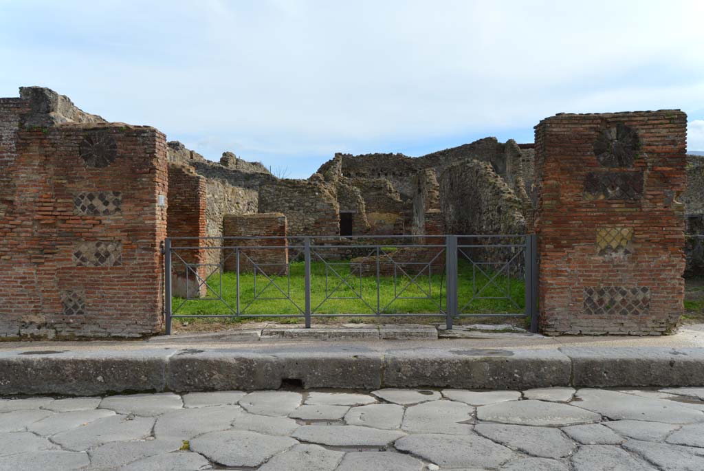 VII.3.8 Pompeii. March 2018. Looking south on Via della Fortuna towards entrance doorway.
Foto Taylor Lauritsen, ERC Grant 681269 DÉCOR.
