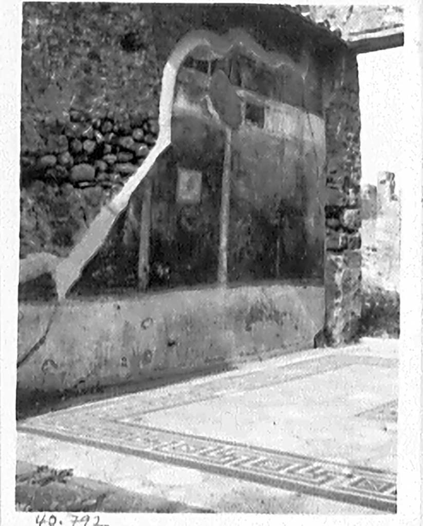 VII.4.59 Pompeii. c.1940. Mosaic floor of oecus m.
DAIR 40.792. Photo © Deutsches Archäologisches Institut, Abteilung Rom, Arkiv. 
See http://arachne.uni-koeln.de/item/marbilderbestand/936326
