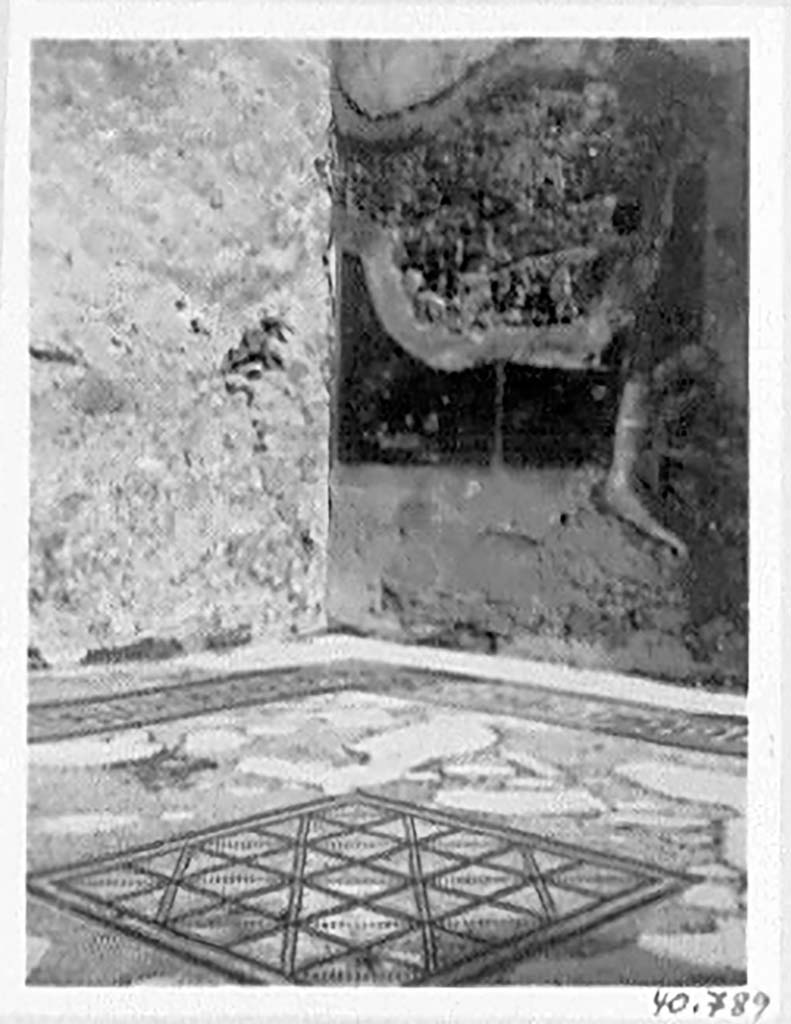 VII.4.59 Pompeii. c.1940. Mosaic floor of oecus m.
DAIR 40.789. Photo © Deutsches Archäologisches Institut, Abteilung Rom, Arkiv. 
See http://arachne.uni-koeln.de/item/marbilderbestand/936325
