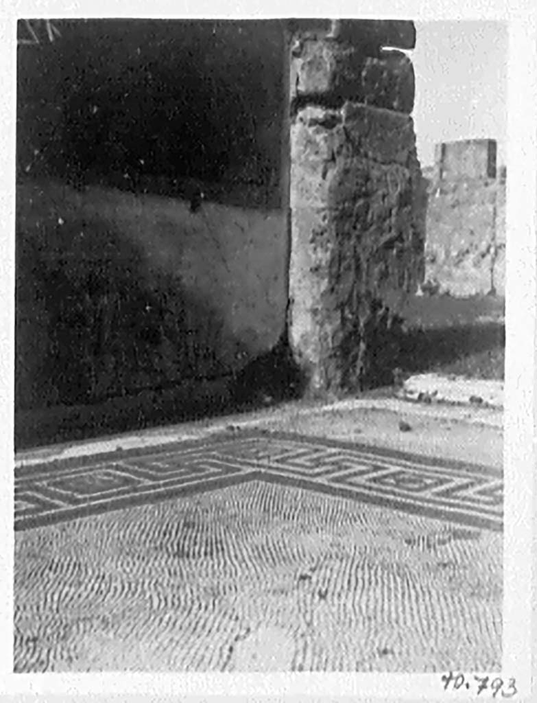 VII.4.59 Pompeii. c.1940. Mosaic floor of oecus m.
DAIR 40.793. Photo © Deutsches Archäologisches Institut, Abteilung Rom, Arkiv. 
See http://arachne.uni-koeln.de/item/marbilderbestand/936326
