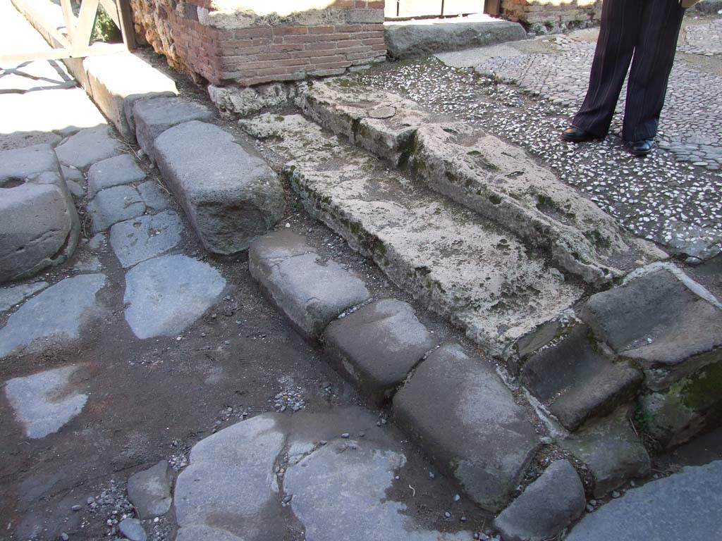 VII.7.12 Pompeii. March 2009. Steps, steppingstones on corner.