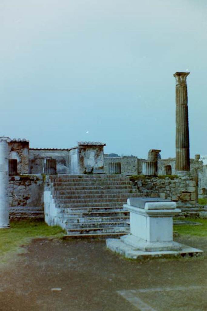 VII.7.32 Pompeii. 4th April 1980, pre earthquake. Looking north towards altar and steps to podium.  Photo courtesy of Tina Gilbert.
