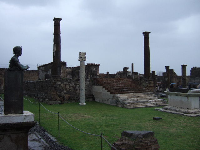 VII.7.32, Pompeii. December 2018. Looking north-east towards altar, podium and cella. Photo courtesy of Aude Durand.

