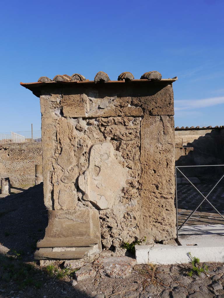 VII.7.32, Pompeii. September 2018. Looking north towards west side of entrance doorway to cella.
Foto Anne Kleineberg, ERC Grant 681269 DÉCOR.
