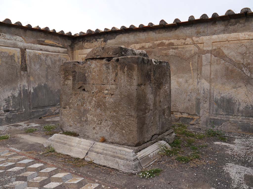 VII.7.32, Pompeii. September 2018. Looking north-west towards altar in cella.
Foto Anne Kleineberg, ERC Grant 681269 DÉCOR.


